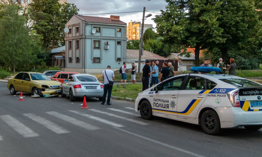 ДТП в Днепре: на Антоновича столкнулись «Жигули», Daewoo и Audi