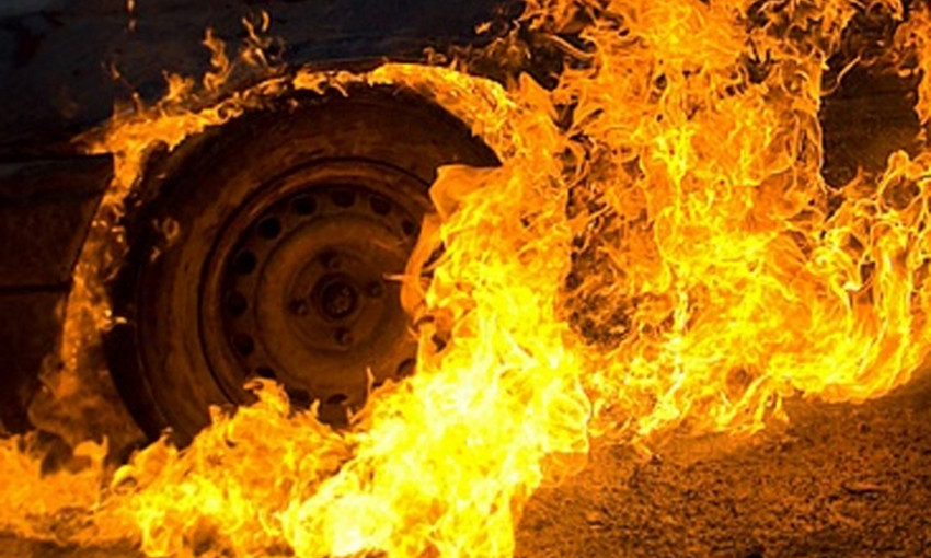 Пожар на Днепропетровщине: на стоянке загорелся автомобиль 