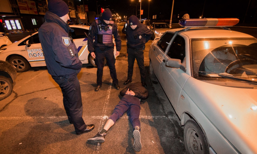 В Днепре полиция задержала вооруженных наркодилеров 