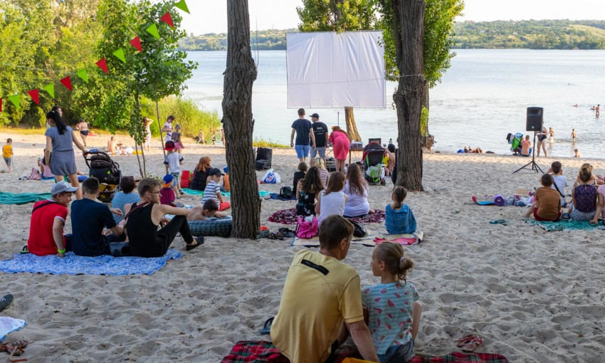 В Днепре открылся бесплатный кинотеатр на пляже 