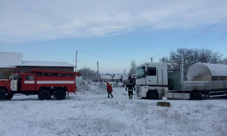 На Днепропетровщине сотрудники ГСЧС вытаскивают автомобили из снега 