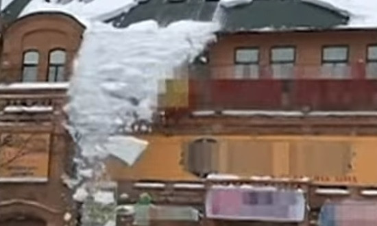 Снежный Днепр: горожан засыпало лавиной с крыши дома