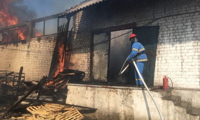 Пожар на Днепропетровщине: сотрудники ГСЧС тушили хлебокомбинат