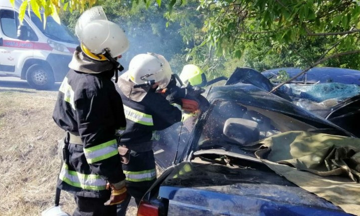 ДТП на Днепропетровщине: Opel врезался в дерево