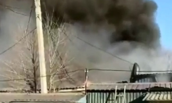 Пожар под Днепром: из-за мусора загорелся рынок 
