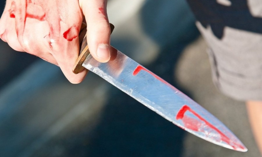 В Днепре мужчина напал на знакомого с ножом 