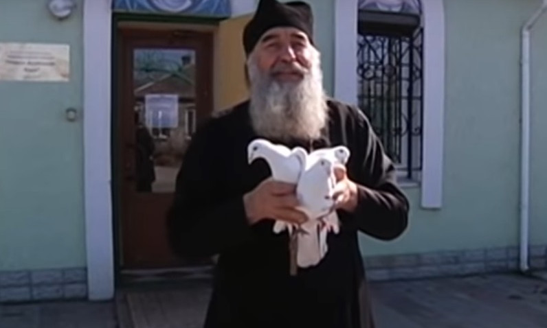 На Днепропетровщине священнику помогают почтовые голуби 