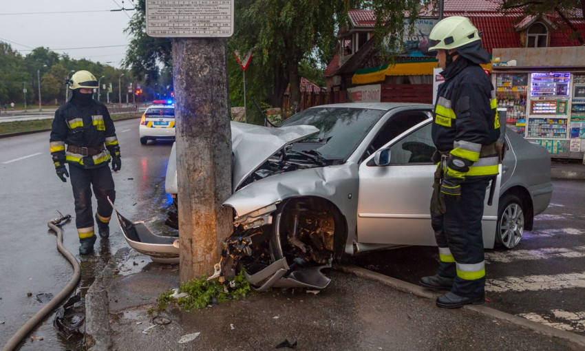 ДТП в Днепре: авто врезалось в столб