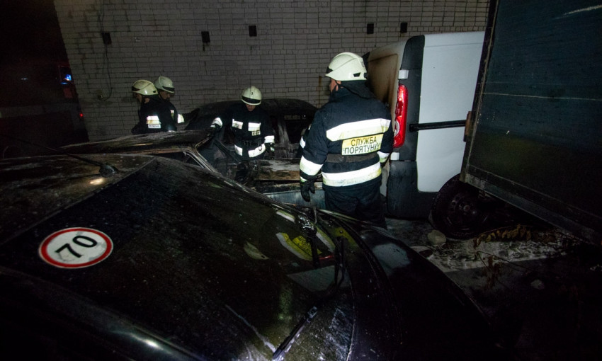Пожар в Днепре: сотрудники ГСЧС тушили автомобили