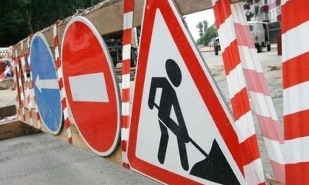 На трассе Днепр-Запорожье ремонтируют дорожное покрытие 