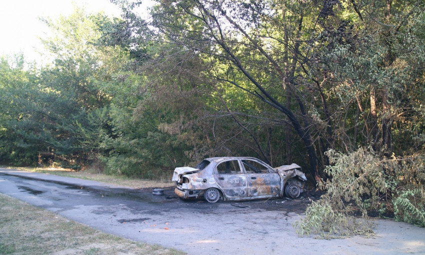 Под Днепром Lanos уезжал от полиции, протаранил дерево и загорелся
