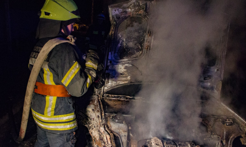 ДТП в Днепре: автомобиль врезался в остановку и загорелся 