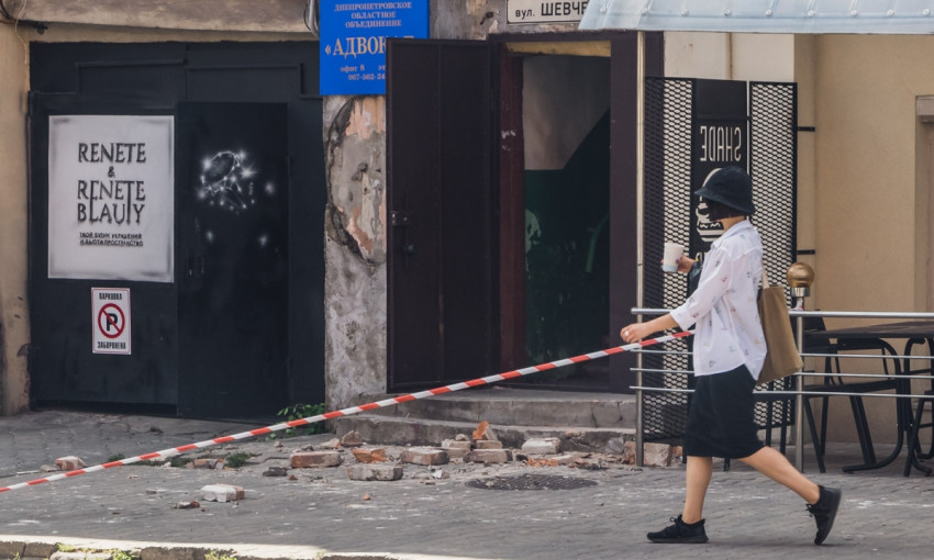 В Днепре на улице Шевченко обрушился фасад