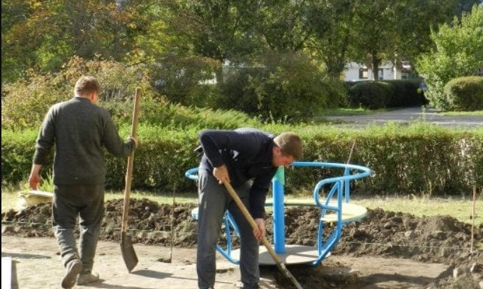 Жители Днепропетровщины сами построили детскую площадку 