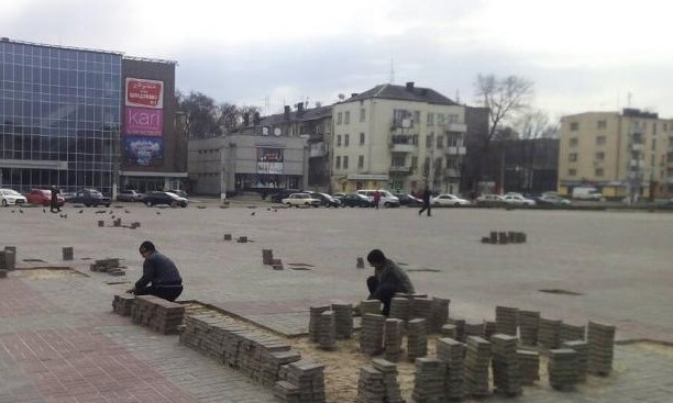На Днепропетровщине после декоммунизации выравнивают тротуар 