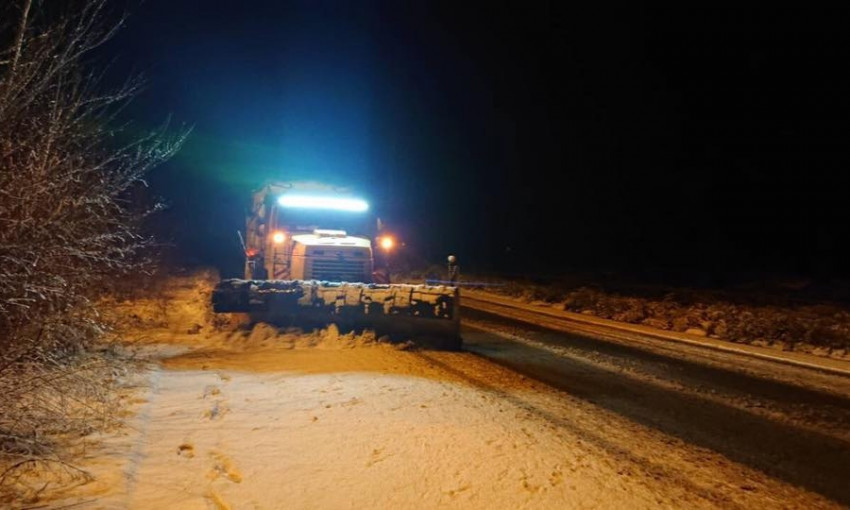 На Днепропетровщине дороги расчищают от снега