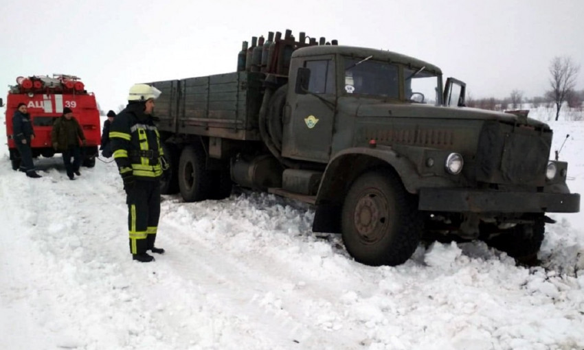В Днепре спасатели вытаскивали автомобилистов из снега 
