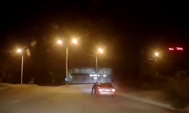 ДТП в Днепре: водитель протянул на двери сотрудника полиции 