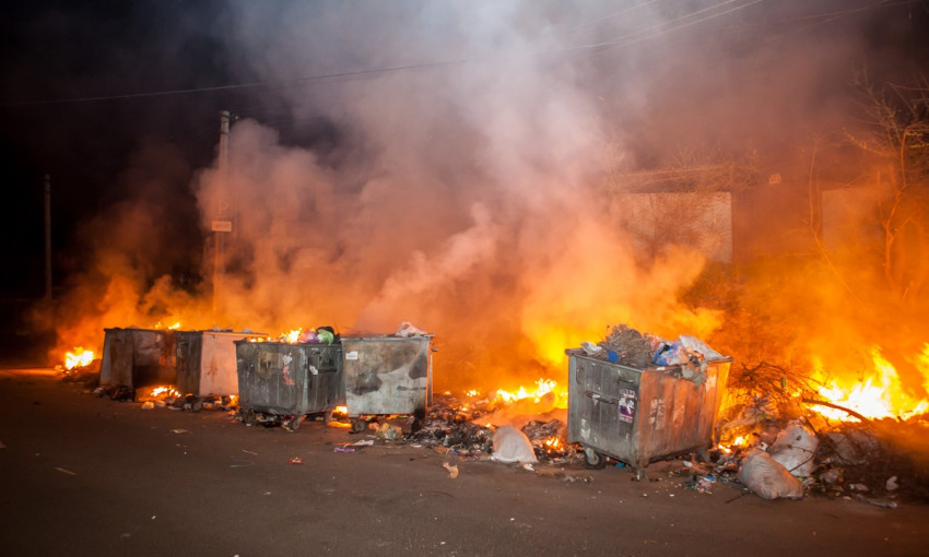 Пожар в Днепре: в частном секторе неизвестные подожгли мусорные контейнеры 