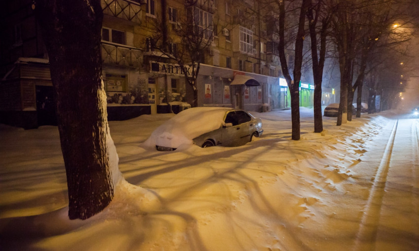 Снежный Днепр: в городе коммунальщики всю ночь расчищали дороги 