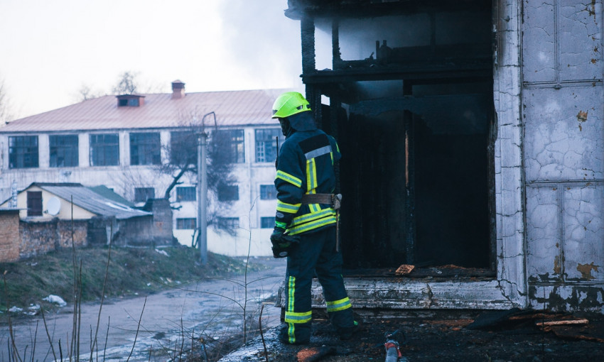 Пожар в Днепре: сотрудники ГСЧС тушили ДК Ильича