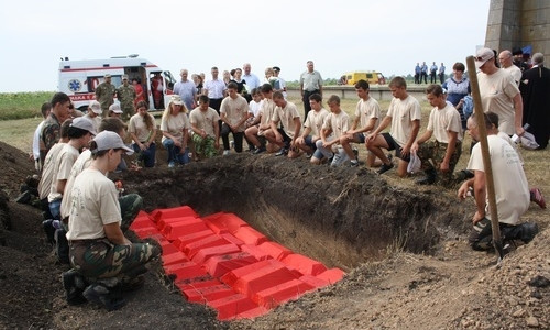 На Днепропетровщине обнаружили тела сорока пяти солдат 
