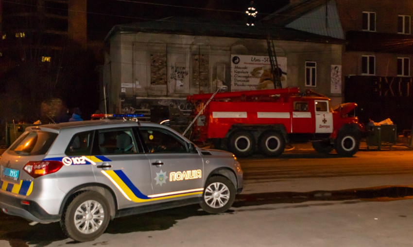 Пожар в Днепре: сотрудники ГСЧС тушили заброшенное здание