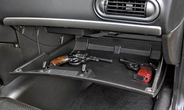 Полицейские Днипра нашли оружие в разбившемся авто