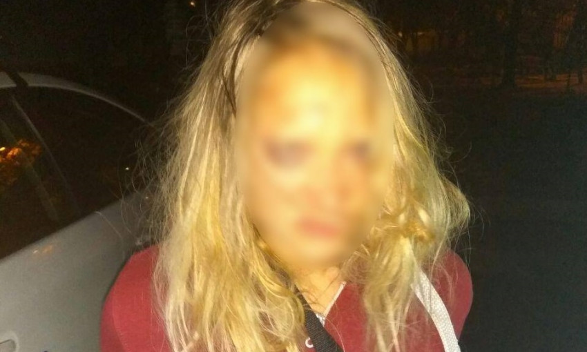 В Днепре полиция задержала агрессивную девушку с оружием