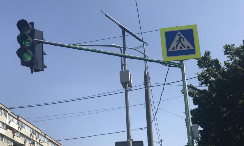 Безопасный Днепр: в городе устанавливают светофоры со светодиодной лентой