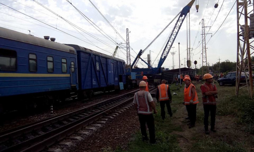 Авария под Днепром: грузовой поезд сошел с рельсов 