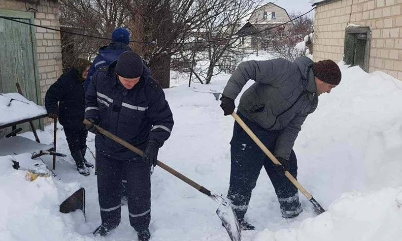 На Днепропетровщине спасатели расчистили от снега двор пенсионерам