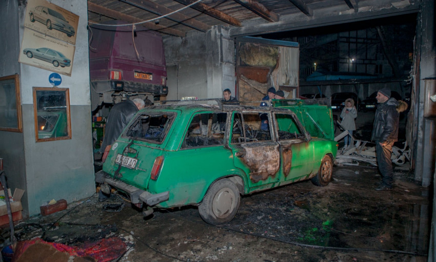 Пожар в Днепре: в гаражном боксе СТО горел автомобиль ВАЗ