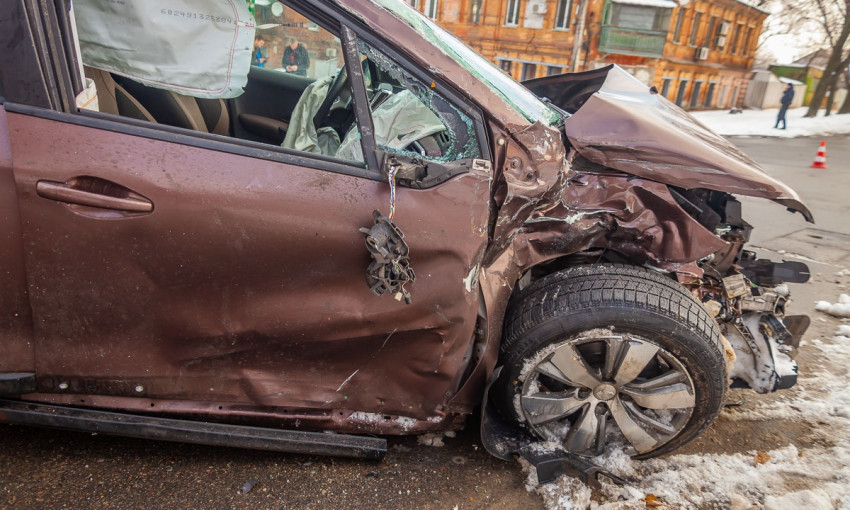 ДТП в Днепре: на дороге столкнулись Peugeot и Mercedes