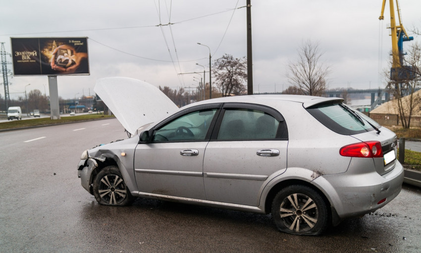 ДТП в Днепре: автомобиль врезался в отбойник 