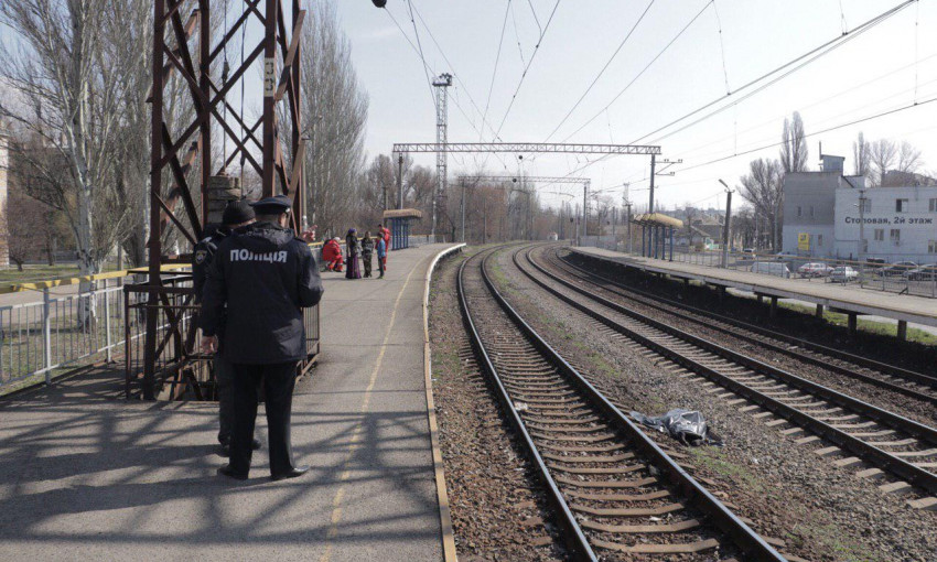 ЧП в Днепре: поезд насмерть переехал 26-летнего мужчину