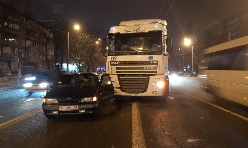 ДТП в Днепре: на Слобожанском проспекте столкнулись фура и ВАЗ