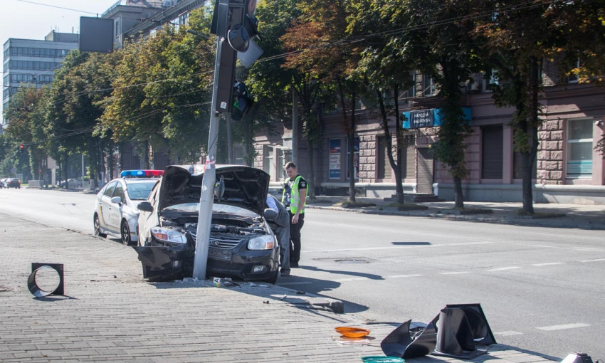 ДТП в Днепре: автомобиль врезался в светофор 
