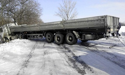 ДТП на Днепропетровщине: грузовик попал в снежный занос 