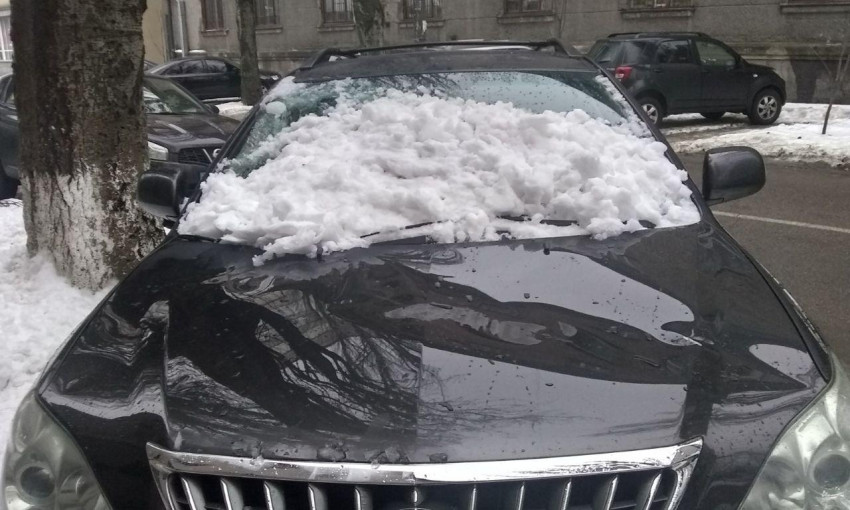 Снежный Днепр: груда снега разбила лобовое стекло автомобиля 
