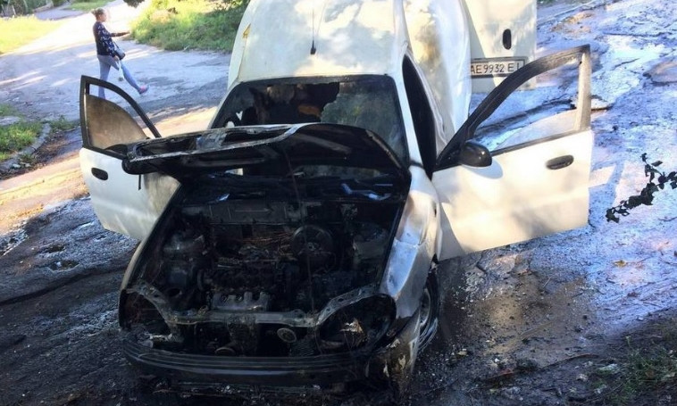 Пожар в Днепре: сотрудники ГСЧС тушили фургон