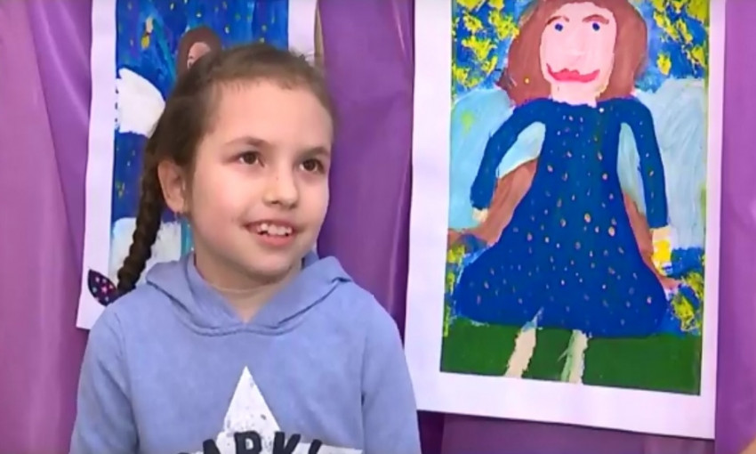 В Днепре открылась новогодняя выставка детского рисунка 