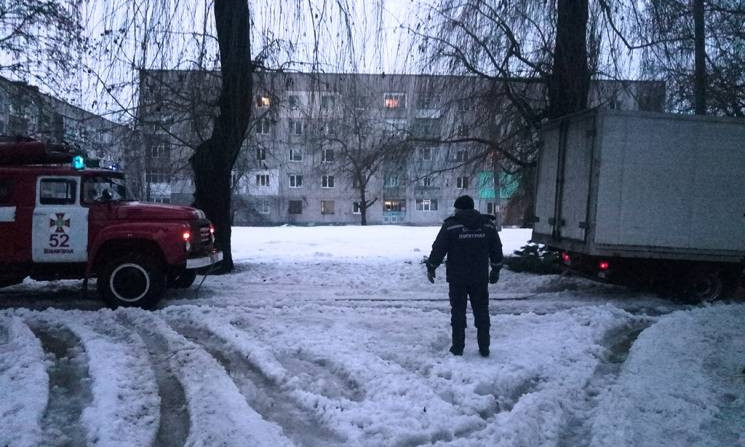 На Днепропетровщине грузовик застрял в снегу 
