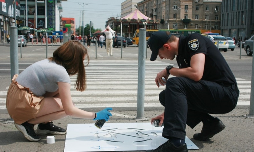 Спрячь телефон: полицейские Днепра сделали надписи для пешеходов