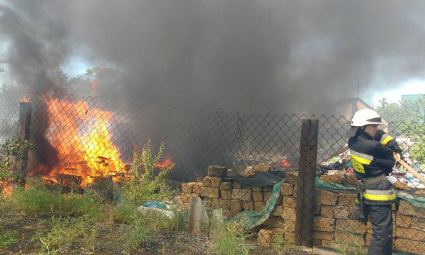 Пожар в Днепре: пожарные тушили частный дом 