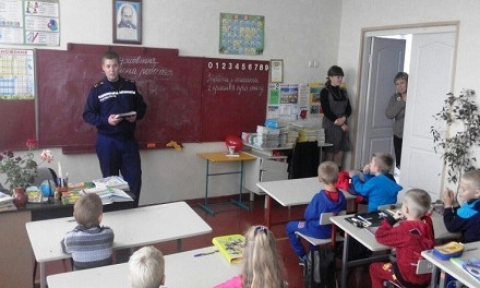 На Днепропетровщине детей учили тушить пожар