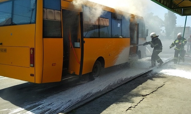 ДТП на Днепропетровщине: загорелась маршрутка с пассажирами