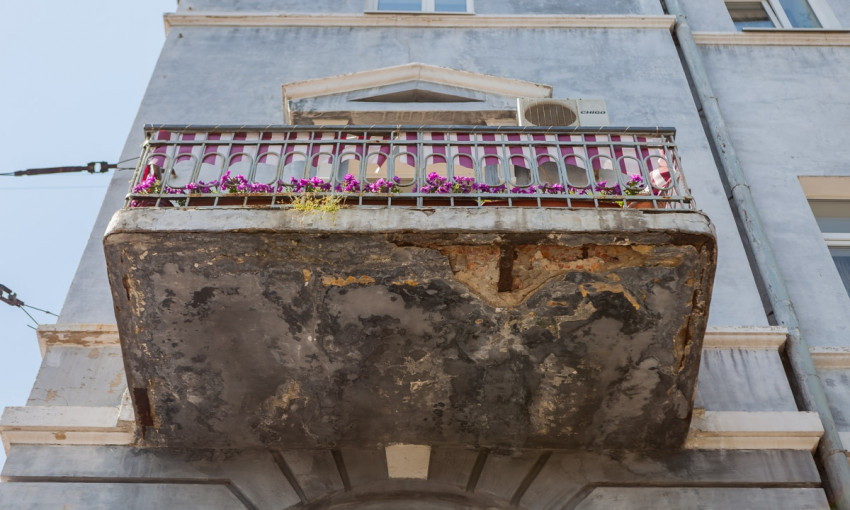 В Днепре на тротуар обвалился фрагмент балкона 
