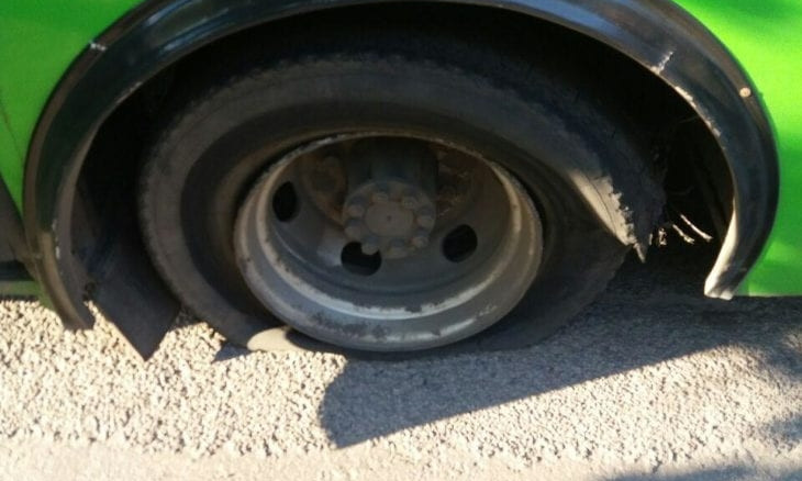 ДТП в Днепре: у маршрутки лопнули колеса 