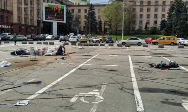 В центре Днепра устанавливают платные паркоматы 